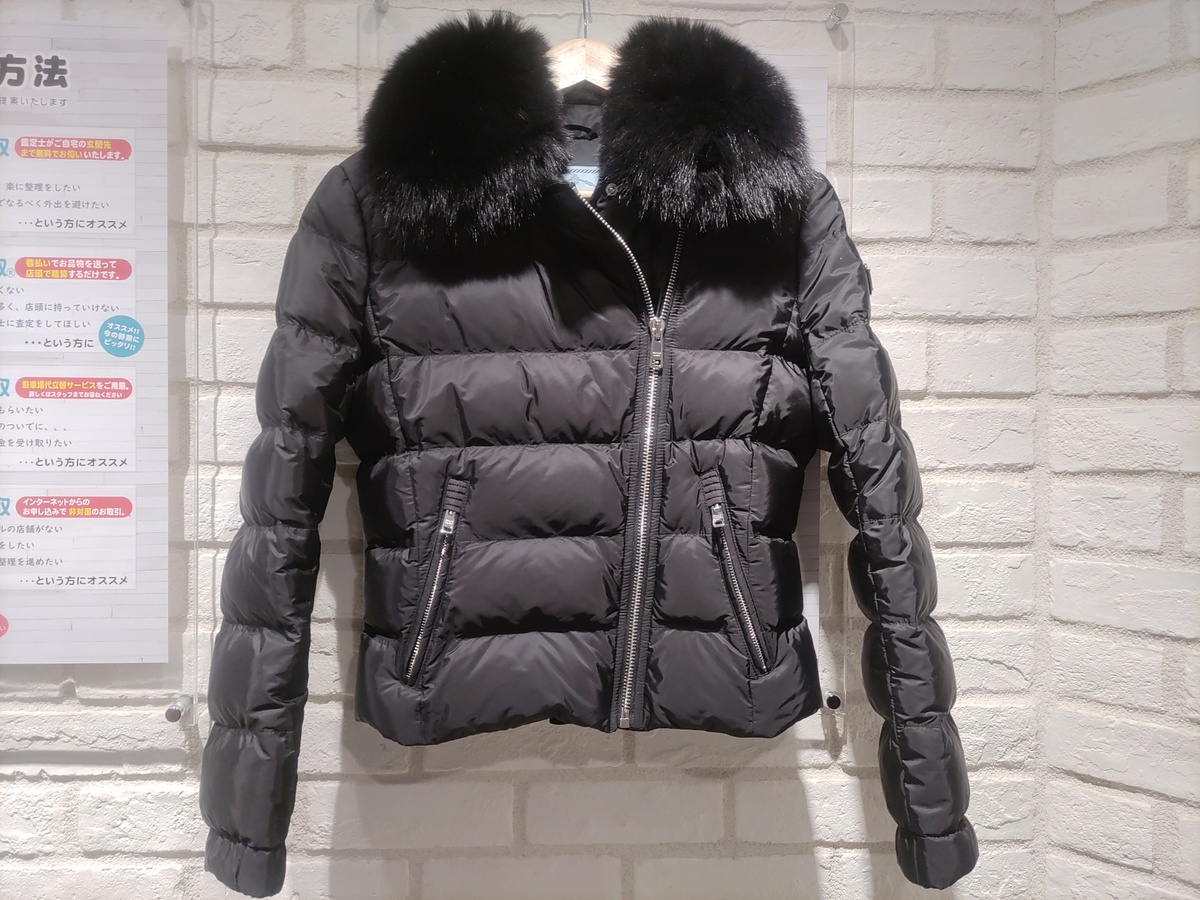 新宿店で、プラダの品番29X510・ブルーフォックス・ライダースダウン
