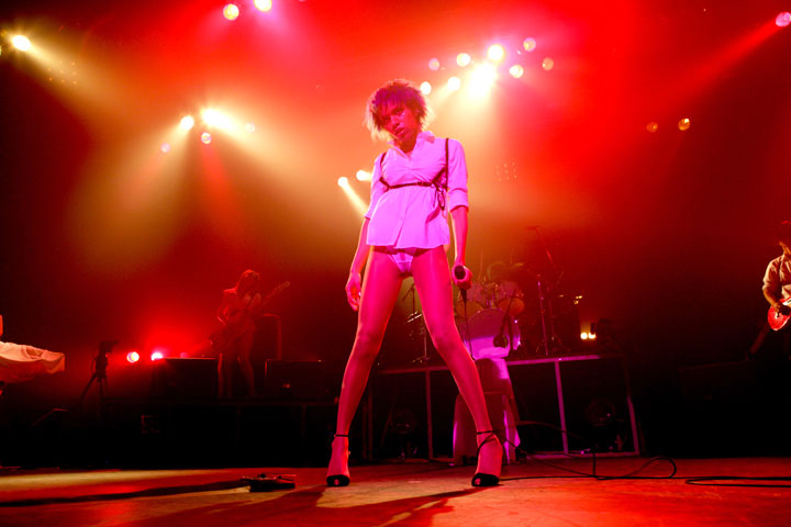 ライブ・レポート】女王蜂のラストライブ＜白兵戦＞の模様をお届け