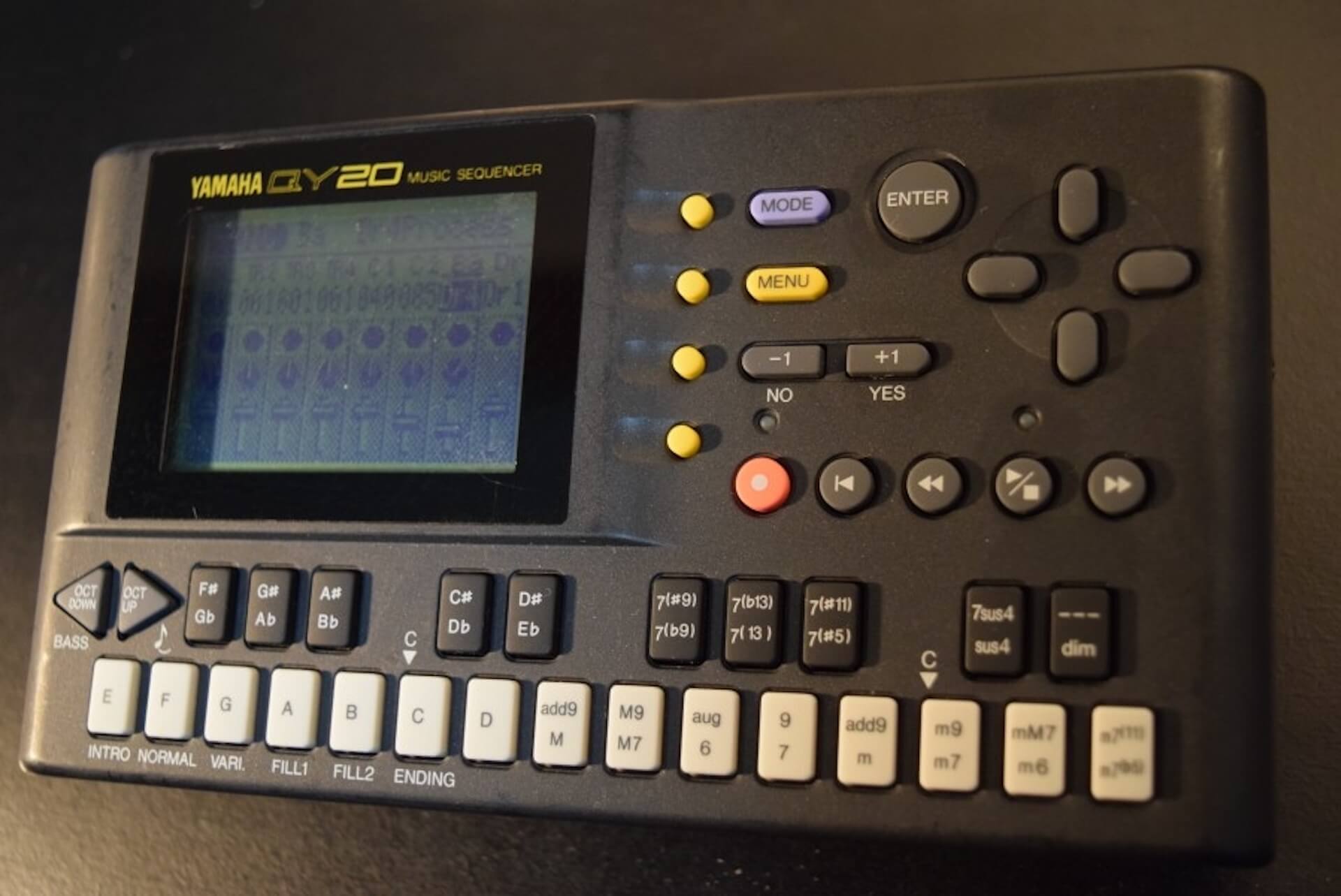 思い出のミュージック・シーケンサー、ヤマハ『QY20』のサウンドと魅力