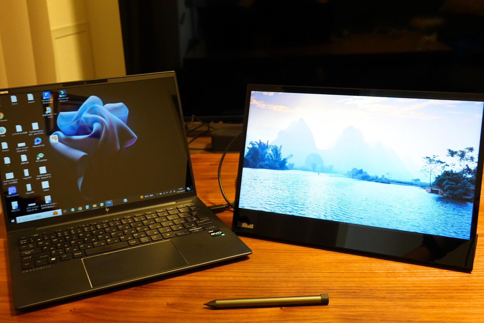 Lenovo ThinkVision M14t レビュー！タブレット感覚で使えるタッチペン