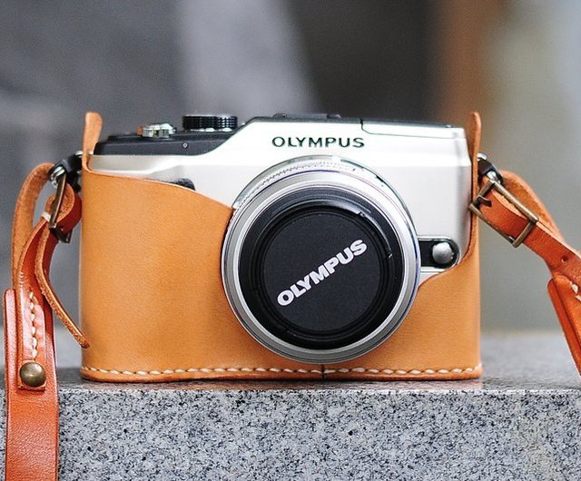 香港 ストラップ付きハンドステッチライトブラウンレザーカメラケース