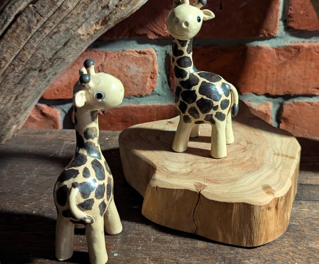 台湾 振り返って微笑むキリンの陶器人形、歌手、創造的な癒しの動物の