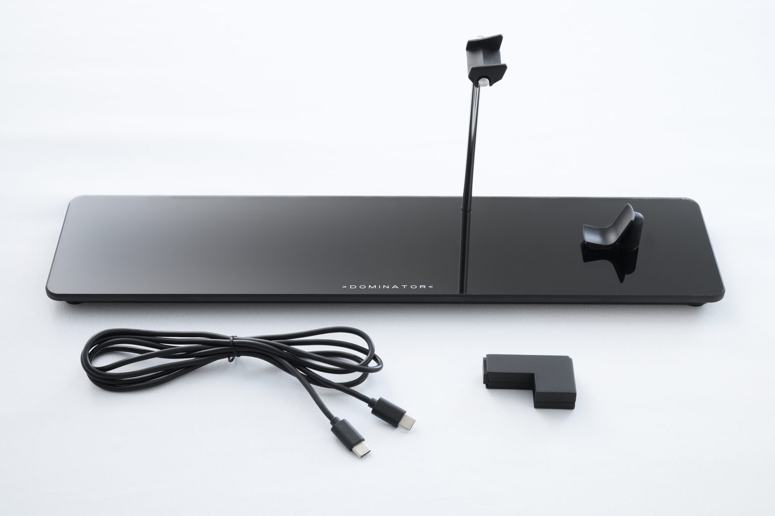 安定性や利便性向上を図った「ドミネーター」用ディスプレイスタンド新