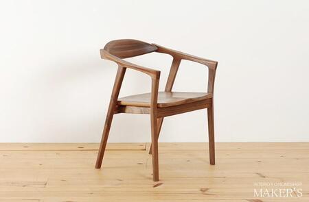 ウォールナット無垢材のダイニングチェア タイド板座 肘付 アーム