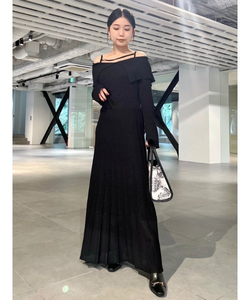 LILY BROWN（リリーブラウン）の「ケープカラーラメニットワンピース