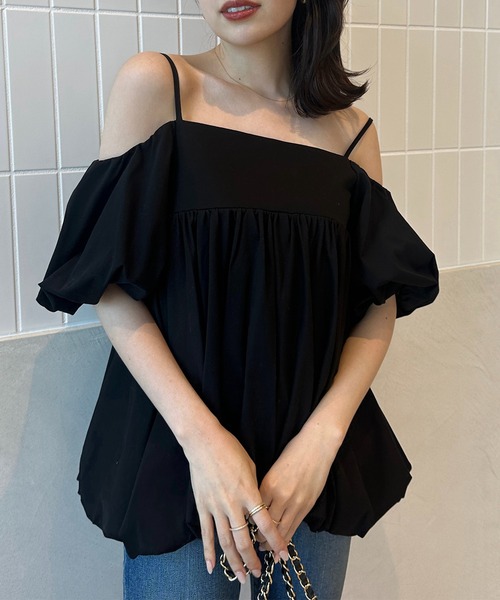 anuans（アニュアンス）の「オフショルダーバルーンキャミソール