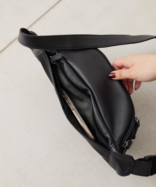 ear PAPILLONNER（イアパピヨネ）の「《牛革》ボディバッグ/ウエスト