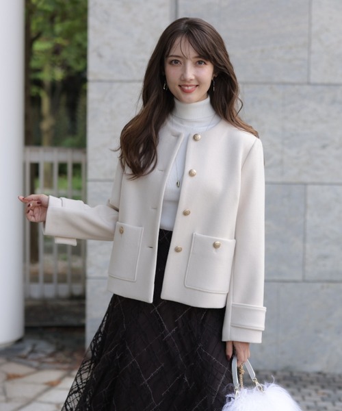 Apuweiser-riche（アプワイザーリッシェ）の「金釦ノーカラーショート