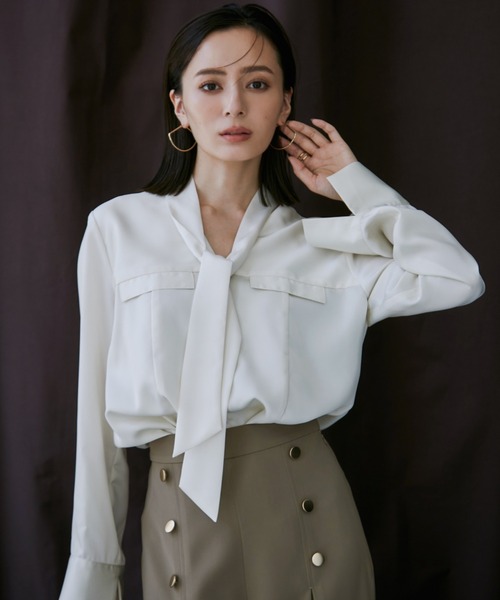 anuans（アニュアンス）の「サテンVネックタイブラウス（シャツ