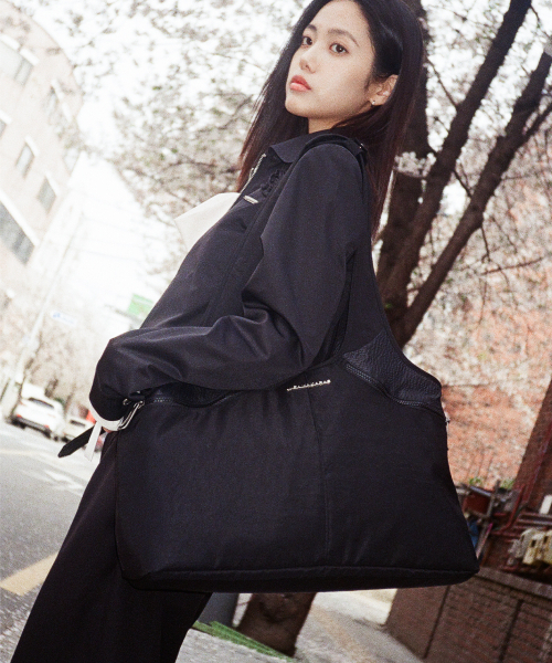 セール】Nylon Shopper Bag (Black)（ショルダーバッグ）｜IUGAMAKARAS