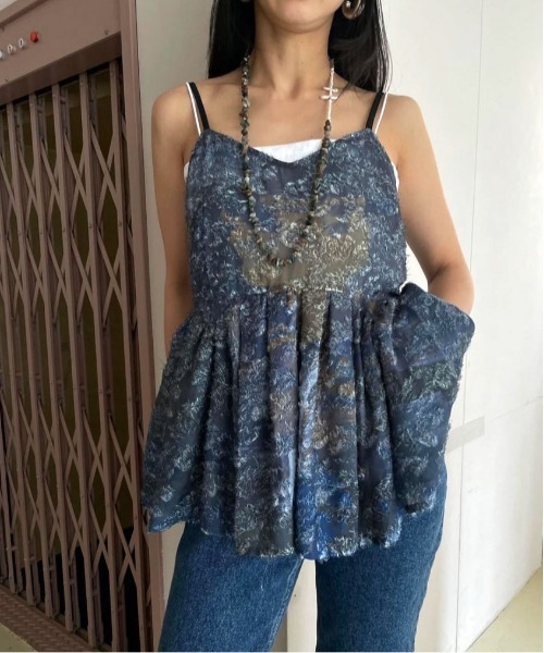 Ameri（アメリ）の「MEDI RACHEL FLUFFY ART CAMISOLE（キャミソール