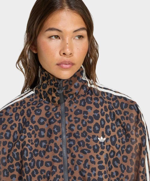 adidas（アディダス）の「レオパード ファイヤーバード オーバーサイズ