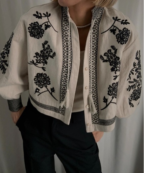 Ameri（アメリ）の「MEDI VINTAGE FLOWER EMBROIDERY SHIRT（ノー