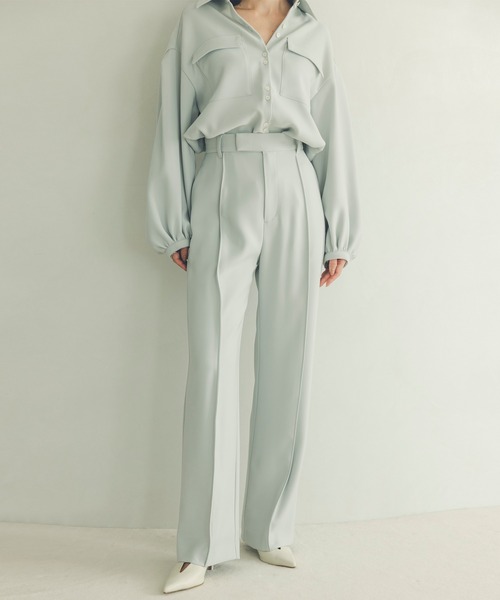 anuans（アニュアンス）の「ダブルサテンボリュームスリーブブラウス