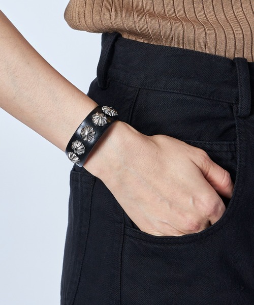 TOGA PULLA（トーガ プルラ）の「TOGA PULLA Concho leather bangle