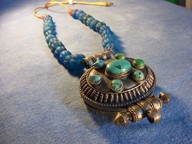 トルコ石のチベット銀製ガウと蜜柑玉（瑠璃玉・アイヌ玉）の首飾り