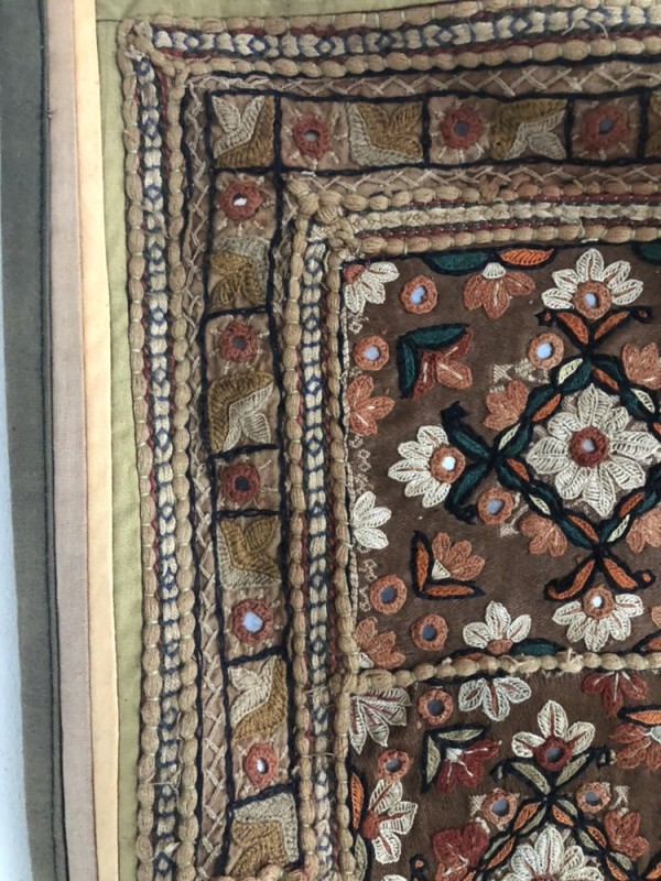 インド グジャラート州 刺繍・ミラーワーク 壁掛け布 （150×102cm