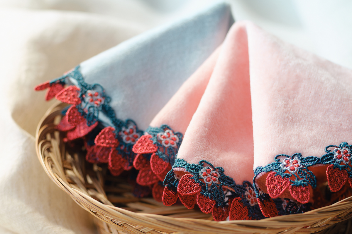 近沢レース店のスタッフに聞きました！思い入れのある「ハンカチ