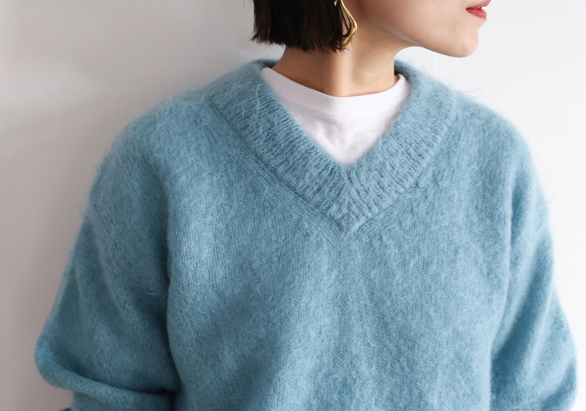 AURALEE BRUSHED SUPER KID MOHAIR KNIT V-NECK P/O – Chum!