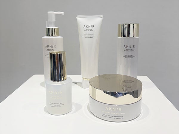 梨花さんが手がける「AKNIR」から、ブランド初のスキンケアラインが