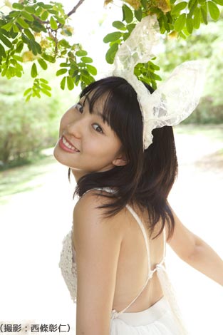 AKB藤江れいな、初写真集で水着にネコ耳姿「いろんな私を楽しんで