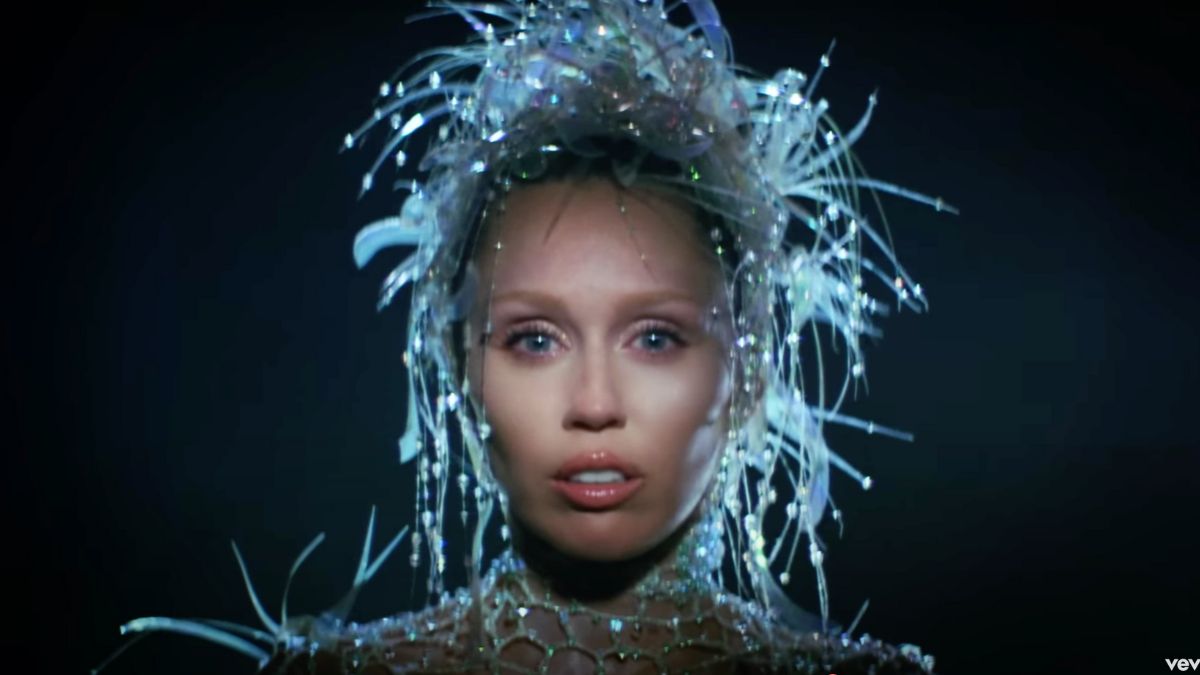 Miley Cyrus Unveils Explosive New Song 