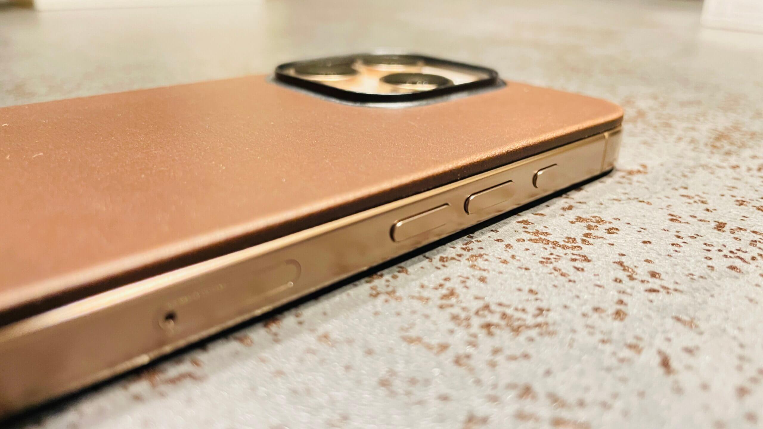 NOMAD Magnetic Leather Backが、シックでゴージャスな大人のiPhoneを