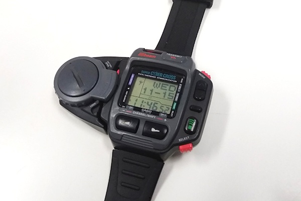 ゲーム、リモコン、メッセージ通信…… 遊べる時計『サイバークロス』の