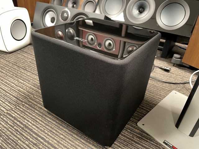 アバック新宿】KEF 新サブウーファーKUBE8MIE展示導入しました – 株式
