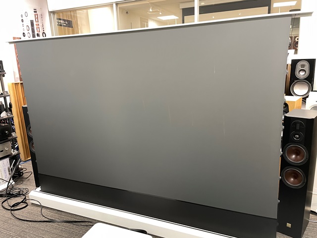 新宿本店】超短焦点プロジェクター用電動立ち上げスクリーンをご紹介