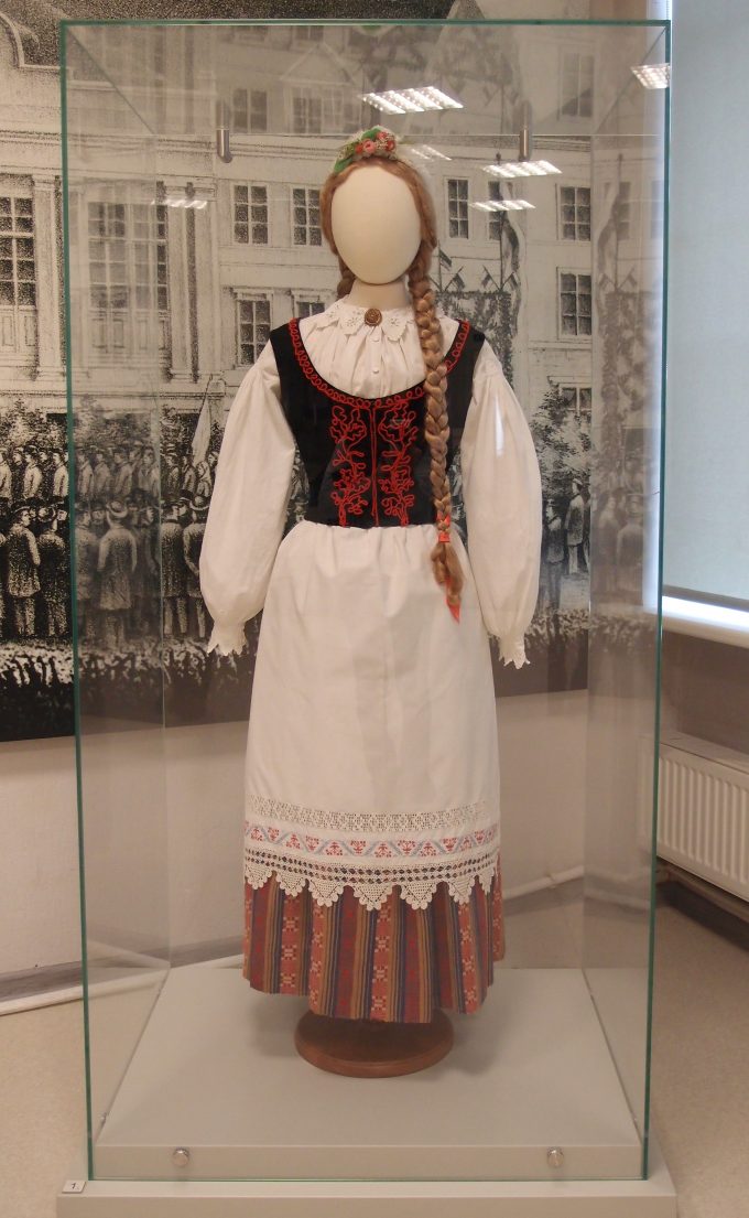 ラトビア】国立歴史博物館の民族衣装ー地域ごとの男女の民族衣装が展示