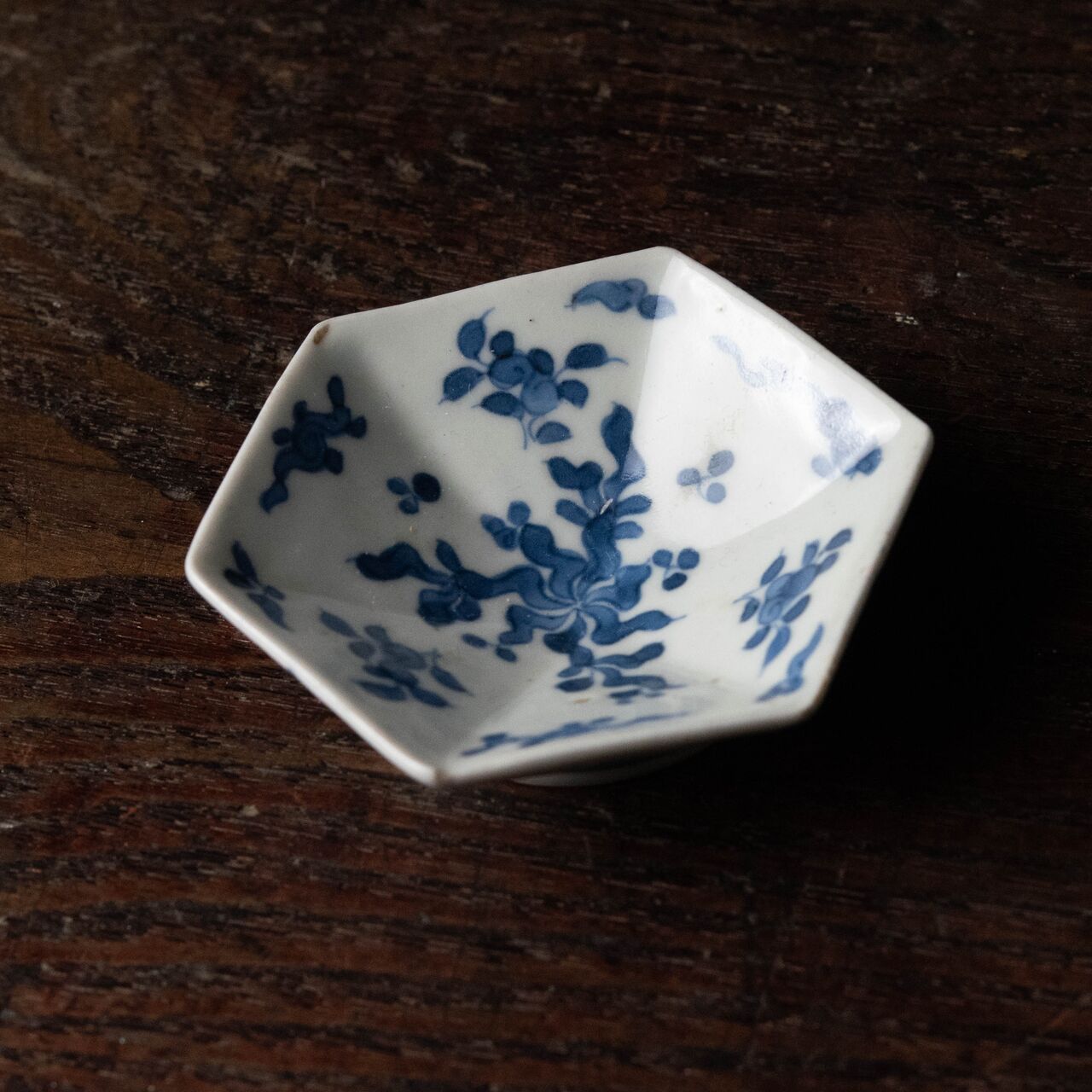 陶磁器 :: 古伊万里 藍柿右衛門 捻草花文 六角 変形皿 | COTTOU.JP