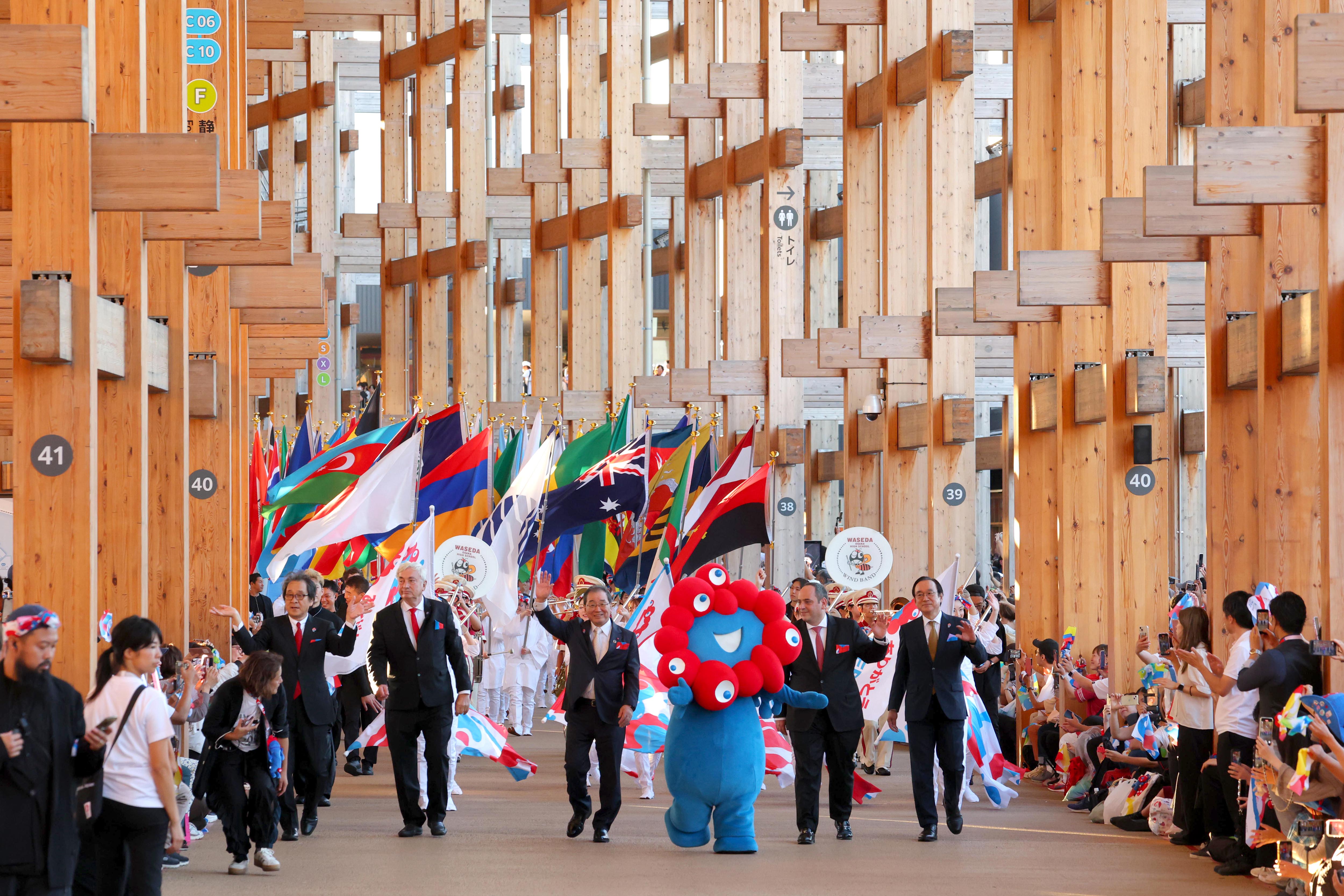 万博閉幕に彩り 「こんなに多くの国が」と涙する人も 参加国地域総出で
