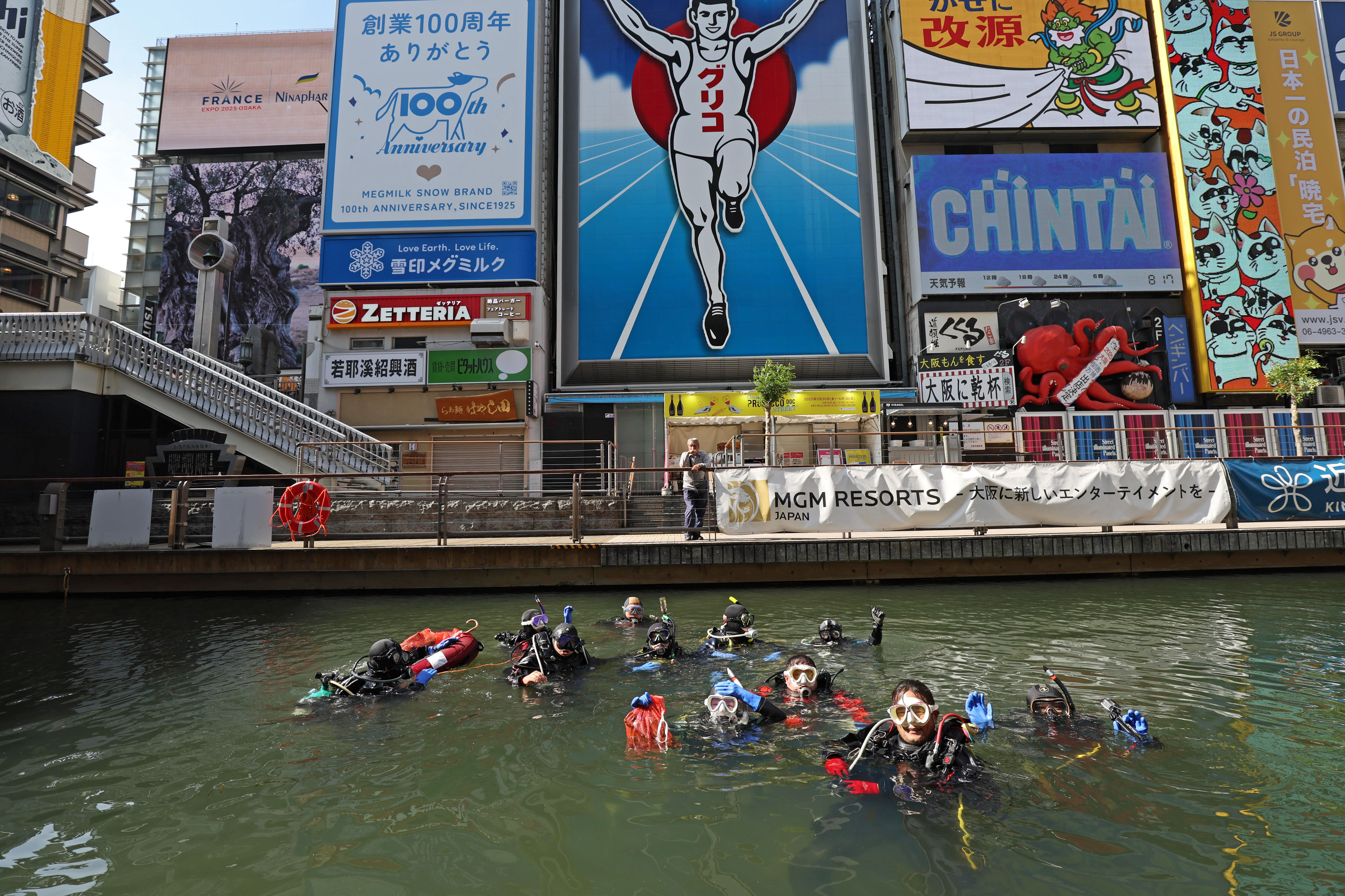 動画】「思ったよりきれい」道頓堀川にダイバー14人が潜水、自転車や