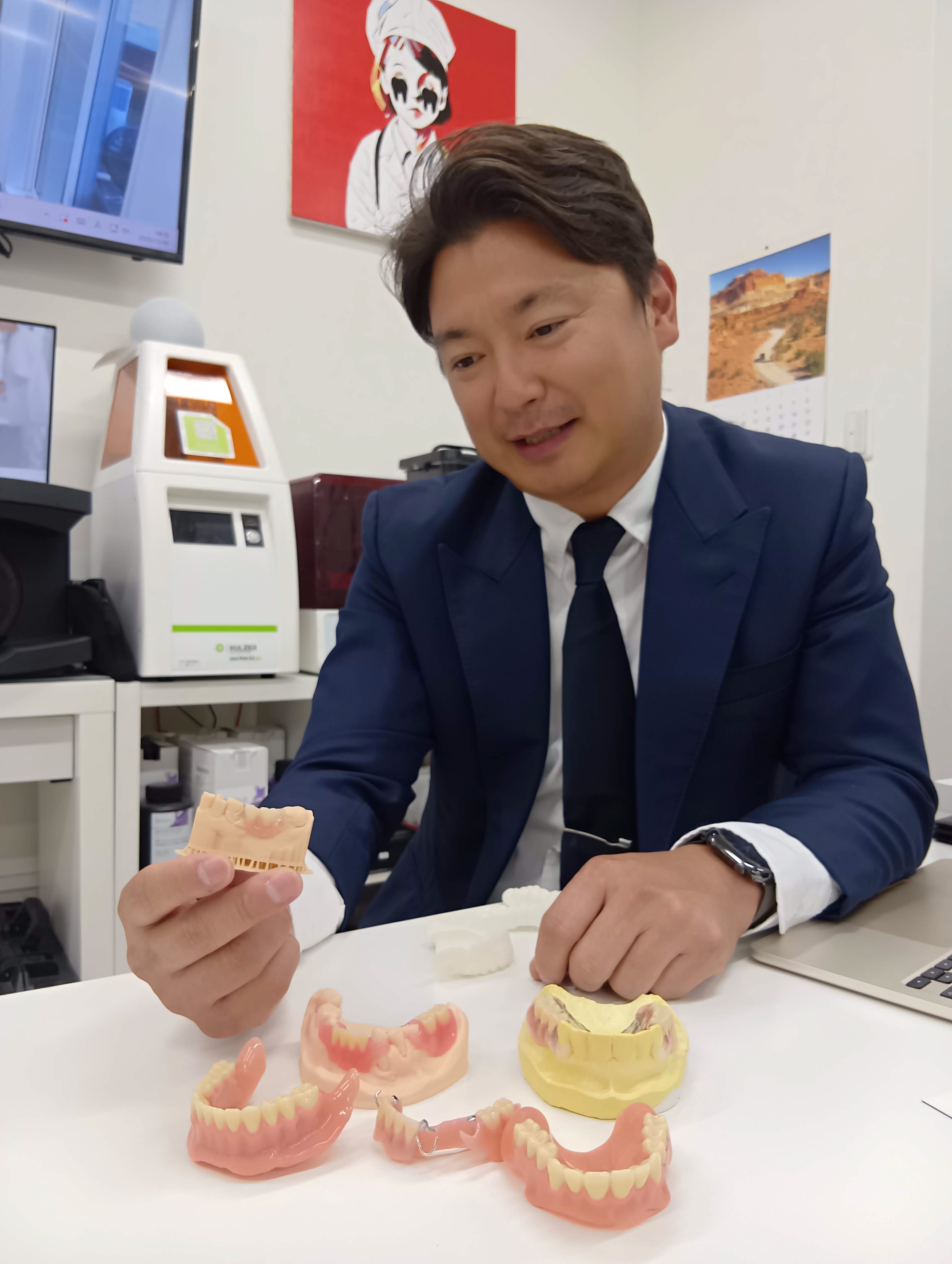 歯科技工士の減少で生まれる「入れ歯難民」救えるか 最短1日で製作