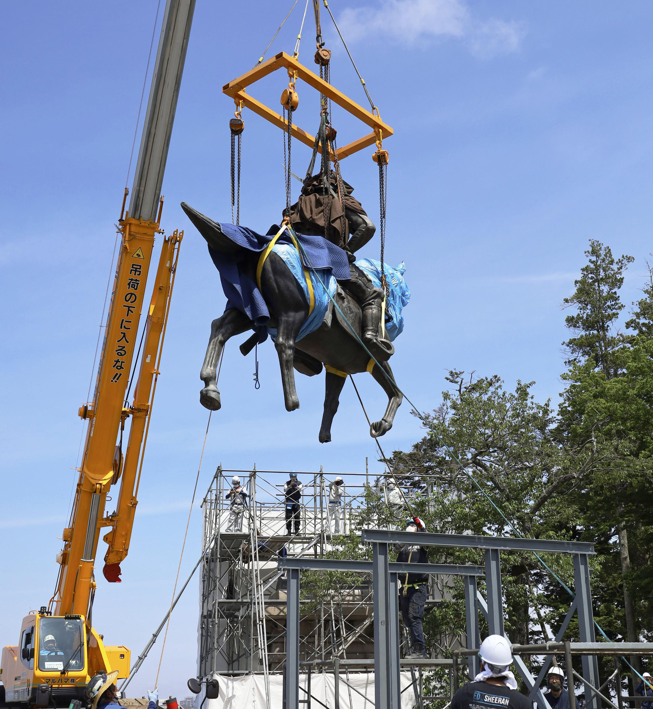 フォト特集】仙台の政宗騎馬像、江戸へ 修復作業開始 - 産経ニュース