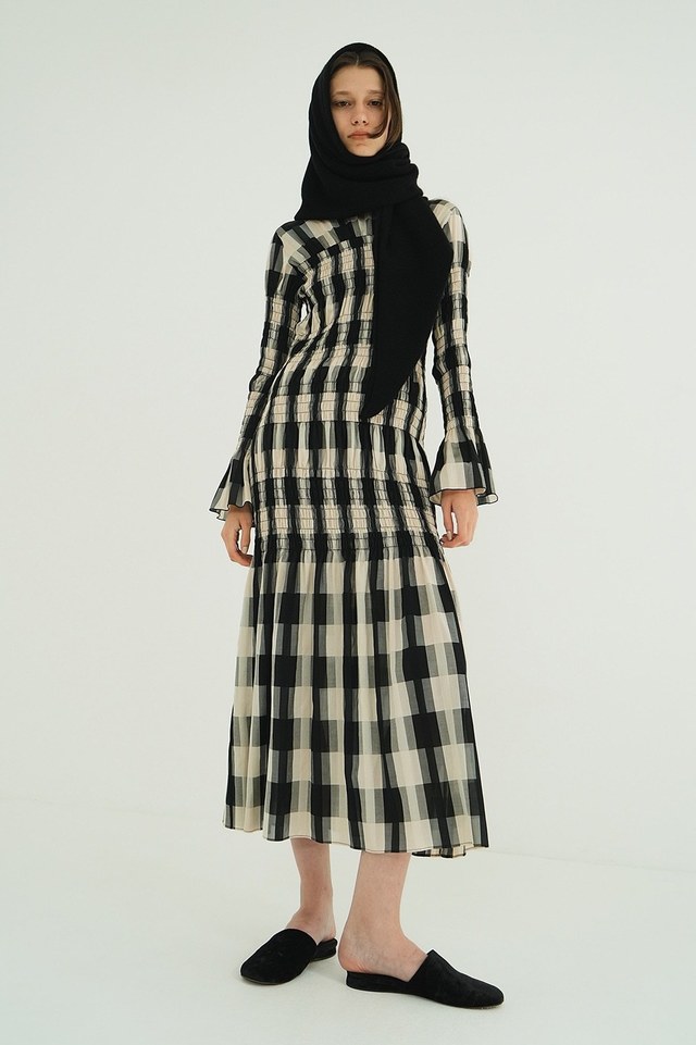 9月2日(火)発売アイテムのご紹介。袖口と裾のフリルが女性らしさを