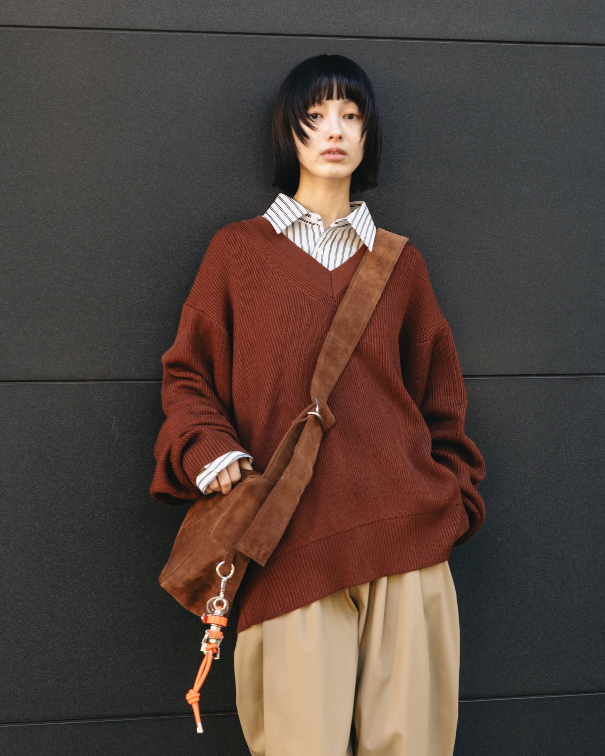 FINE WOOL V-NECK KNIT PULLOVER (BROWN)