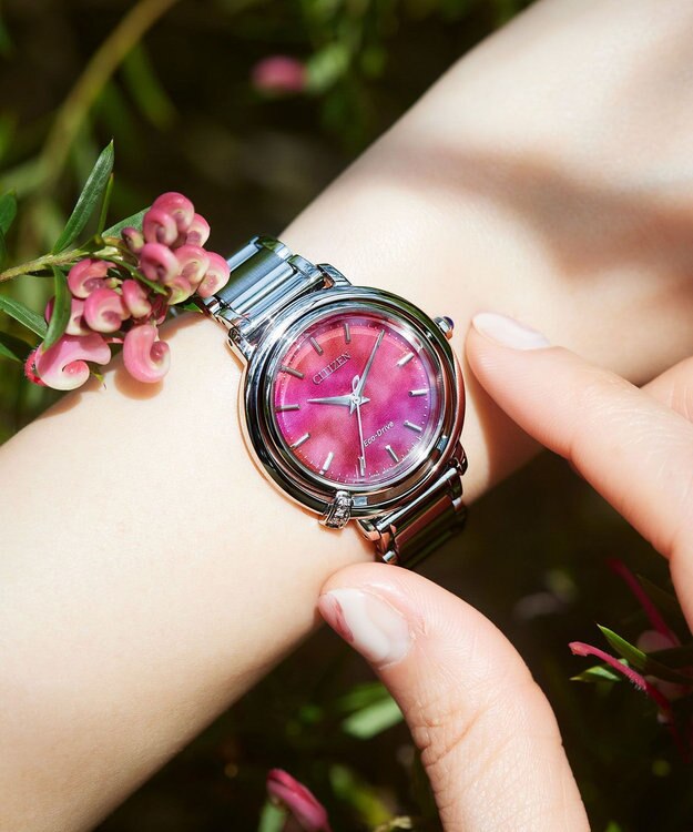 3ポイントのダイヤが輝く2WAYモデル】電池交換不要の替えバンド付き