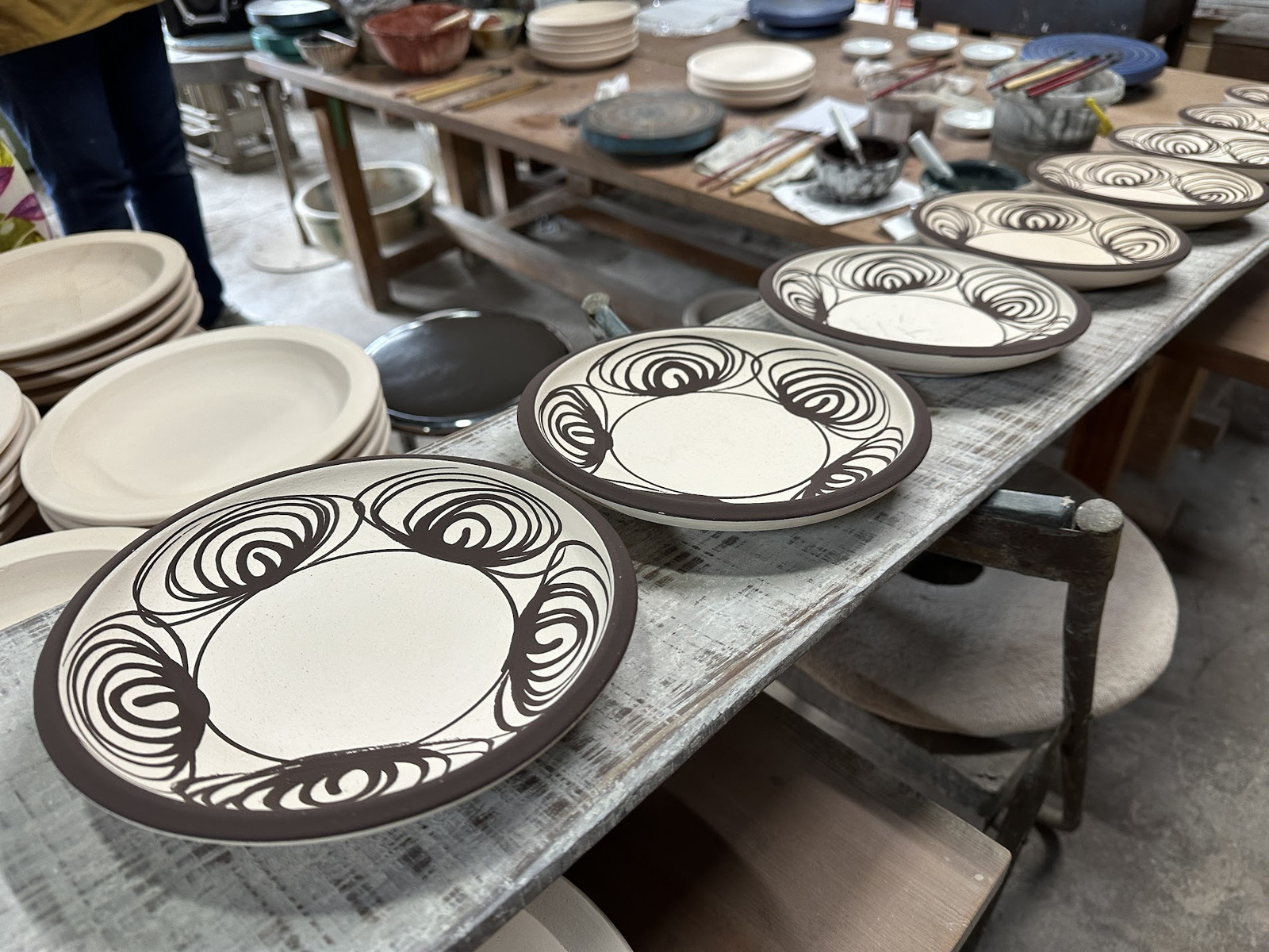 瀬戸・民藝】筆をはしらせる馬の目皿（20cm）絵付体験！民藝・柳宗悦が