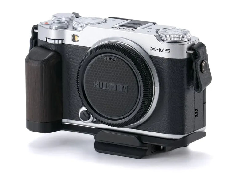 富士フイルム「X-M5」に大型グリップやサムレストなどを増設