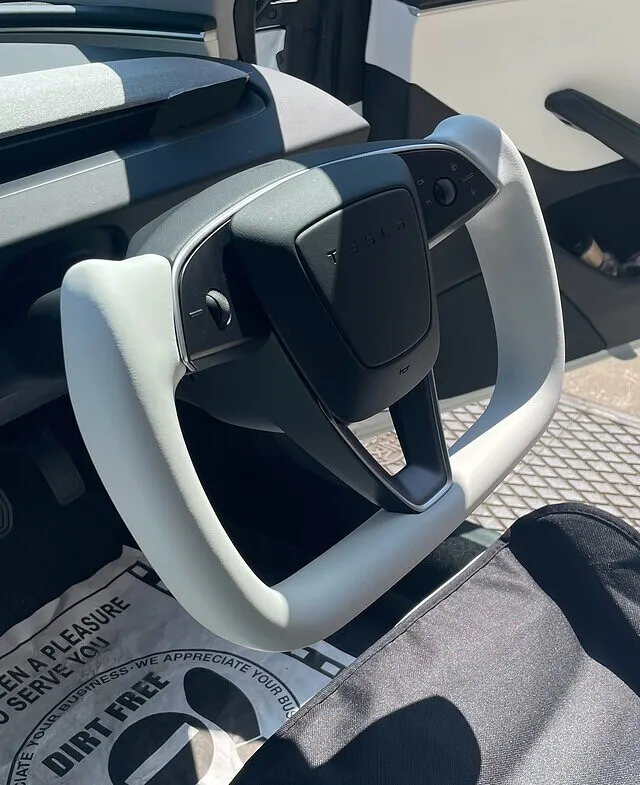 横浜市 テスラ モデル3 ハイランド TBR製 ヨークステアリング取付