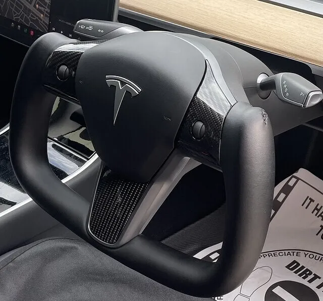横浜市 テスラ モデル3 TBR ヨークステアリング取付｜カスタム