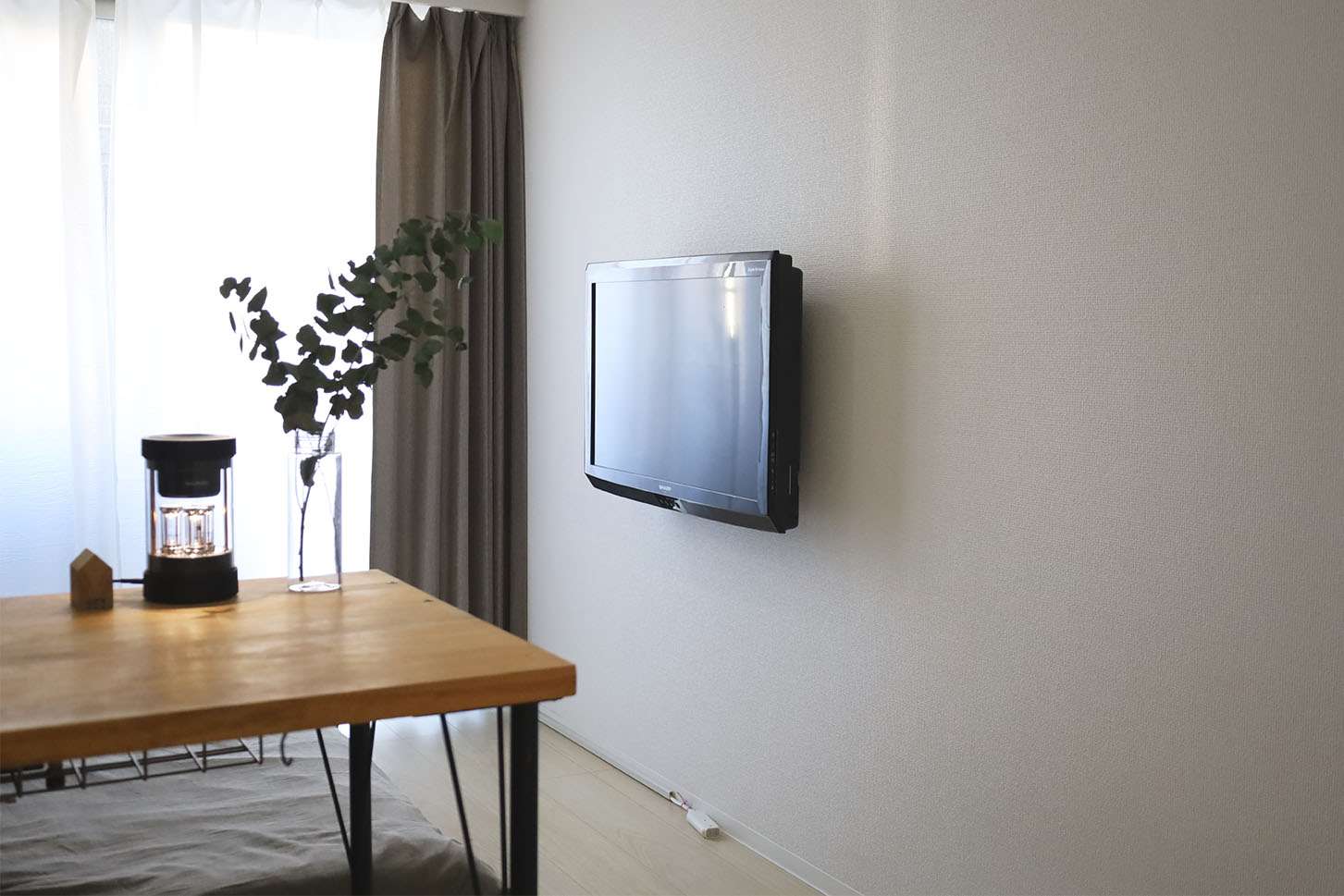 賃貸でも“ホチキス”を使ってテレビを壁掛けにできる「TVセッター壁美人