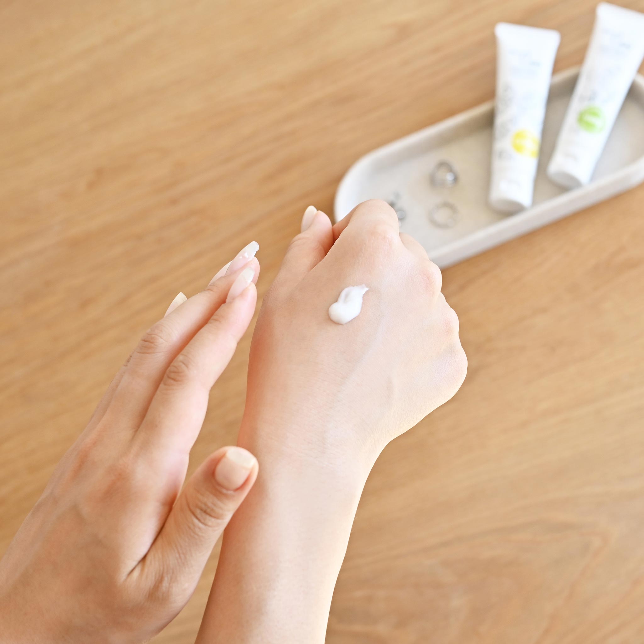 ハンドクリーム[ドゥ・ケア] オレンジ&カモミール | deux C(ドゥ・セー