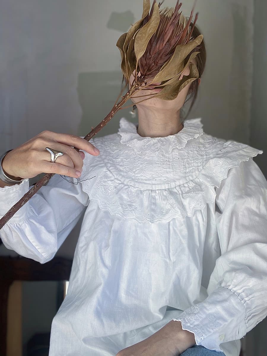 フランスアンティーク コットンフリルモノグラム刺繍レースブラウス À