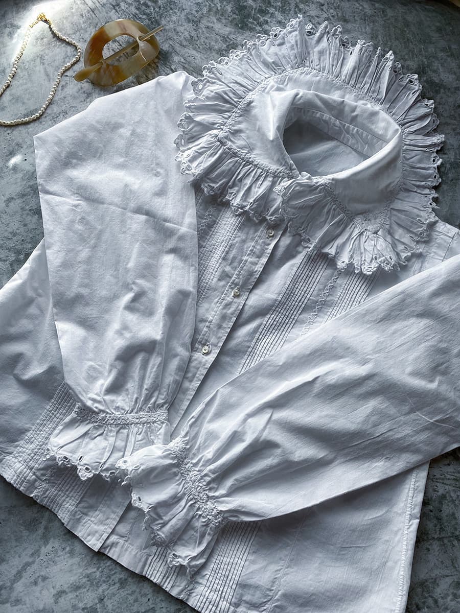 フランスアンティーク コットンフリルモノグラム刺繍レースブラウス À