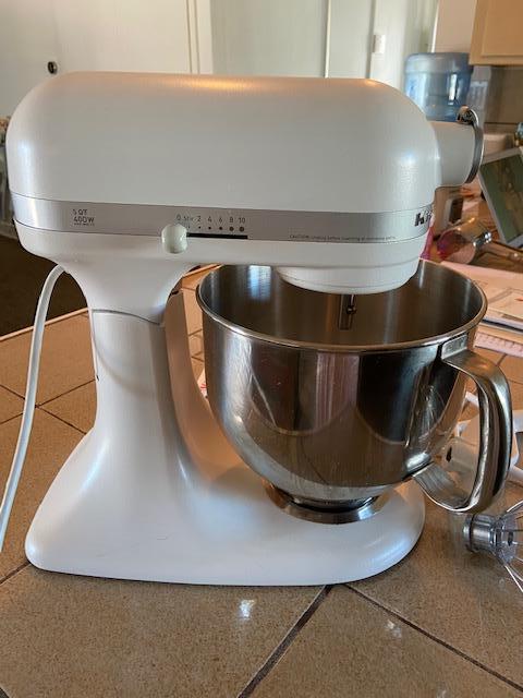 KITCHEN AID Accolade 400 Tilt-Head Stand Mixer | EstateSales.org