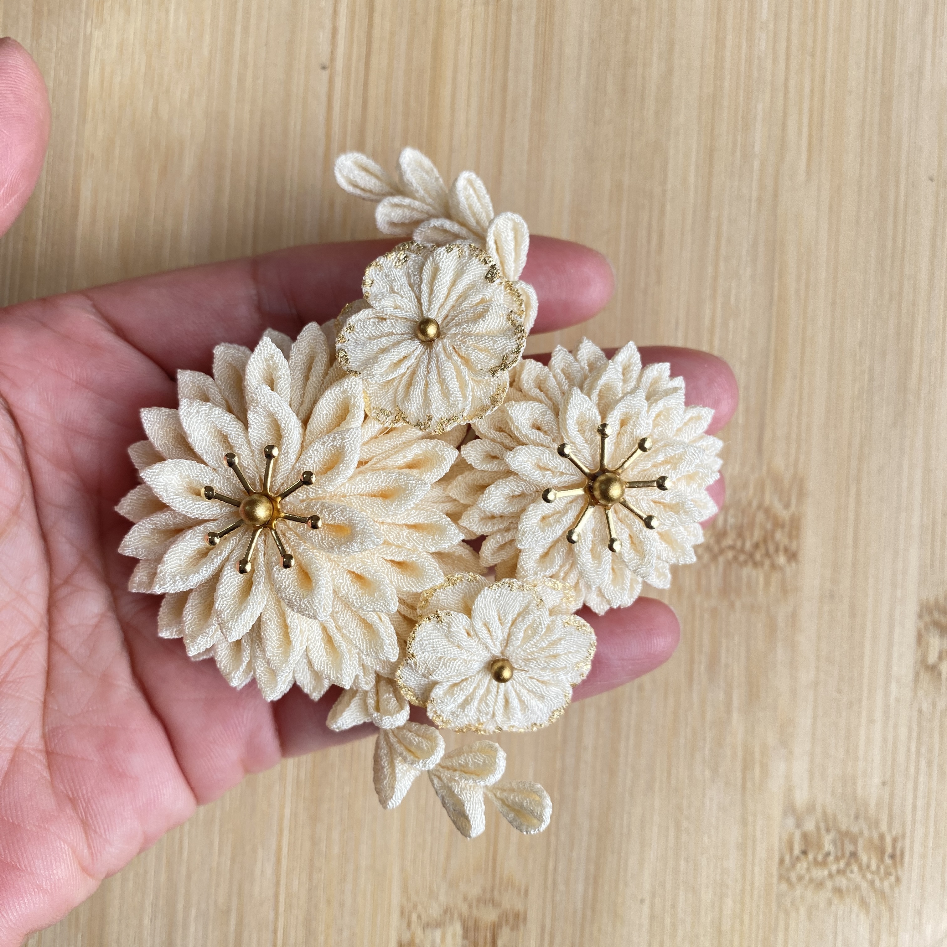 象牙色ダリアつまみ細工髪飾り - MAMO ｜クラフト作品 通販サイト