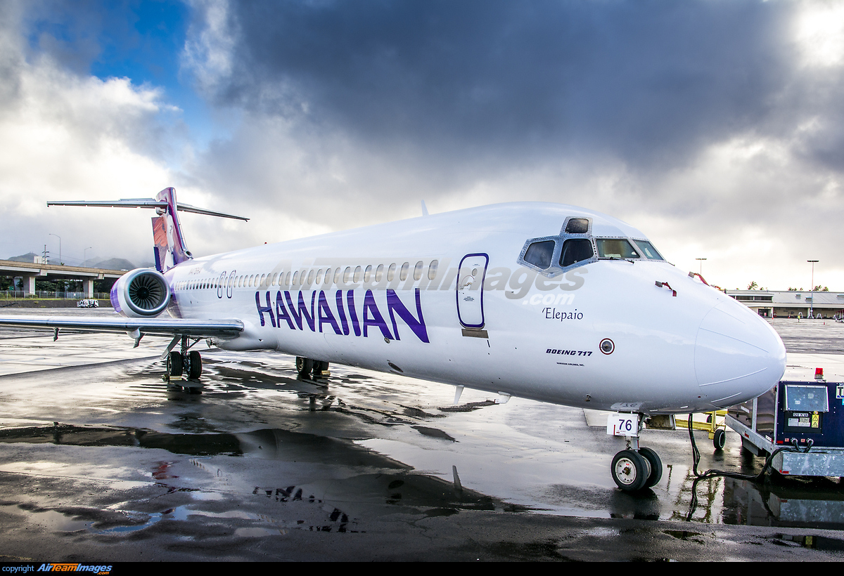 Boeing 717-22A Hawaiian Airlines N476HA Large - AirTeamImages.com